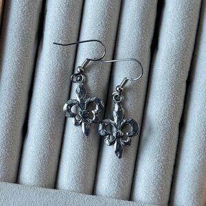 Elegant Silver Fleur-de-Lis Earrings